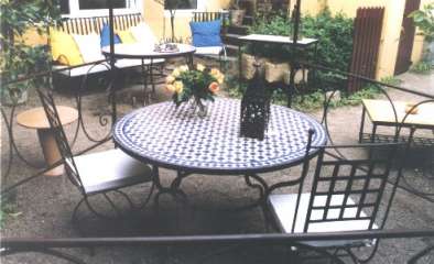 TABLE RONDE DIAM: 120 cm avec Zellige Nature et Bleu disposition Marquetterie et Chaises BASTIEN